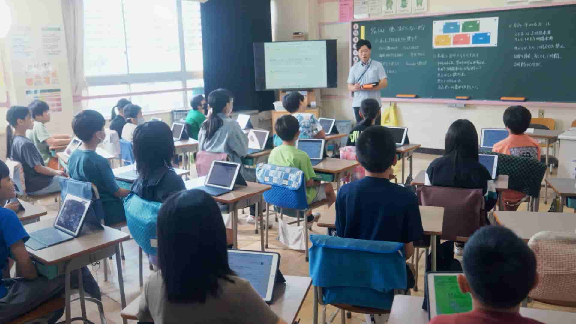 教室でタブレットを使って学習している子供